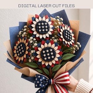 Könnte beinhalten: Ein Blumenstrauß aus vier hölzernen Sonnenblumen mit roten, weißen und blauen Blütenblättern und dunkelblauen Mitten mit weißen Sternausschnitten. Die Blumen sind mit weißem Schleierkraut akzentuiert, in blaues und beiges Papier gewickelt.