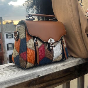 Mehrfarbige Patchwork-Umhängetasche, verstellbare Umhängetasche, mit einzigartiger Henkeltasche, handgefertigte Statement-Geldbeutel