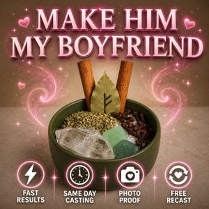 Peut inclure: Un bol vert foncé contenant des herbes séchées, des clous de girofle, deux bâtons de cannelle, une feuille de laurier avec une rune et deux cristaux. Le texte "MAKE HIM MY BOYFRIEND" est affiché avec des icônes pour les résultats rapides et la preuve photo.