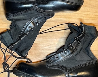 Botas de protección impermeables con clavos, prácticamente nuevas, originales, para la jungla, talla 9 W para hombre.