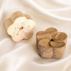 Wooden Flower Car Diffuser, Plum Blossom Vent Clip, Natural Grain Air Freshener