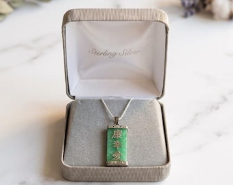 Collar con colgante de barra con caracteres chinos de plata de ley y jade verde, estilo vintage de los años 80.