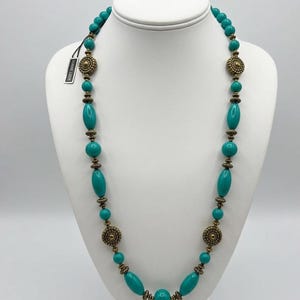 Collar vintage de cuentas de lucita turquesa con separadores de latón envejecido NOS (Nuevo, sin usar)