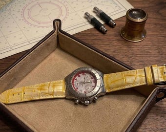 Orologio cronografo vintage TechnoMarine Cruise, quadrante bianco, cinturino in pelle di coccodrillo gialla.