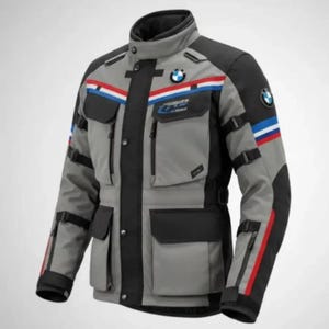 Puede incluir: Chaqueta de moto gris y negra con múltiples bolsillos y cuello alto. Presenta el logotipo de BMW y rayas rojas, blancas y azules en las mangas y el pecho. Incluye correas ajustables y cremallera.