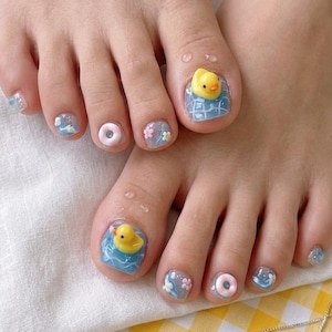 Puede incluir: Un letrero de madera rústica con el texto "Welcome to our home" en letras blancas. El letrero presenta un acabado envejecido y un diseño sencillo y acogedor, ideal para un porche o entrada.