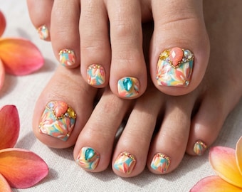 Puede incluir: Primer plano de pies con uñas de los pies decoradas. Las uñas presentan un diseño floral colorido en tonos naranja, amarillo y azul, acentuado con gemas y detalles dorados. El conjunto es brillante y veraniego.
