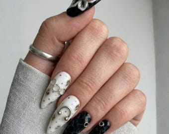 Unghie finte gotiche fatte a mano, con decorazioni floreali scolpite in 3D, in bianco e nero, stile alternativo punk grunge, set di unghie finte di lusso riutilizzabili.