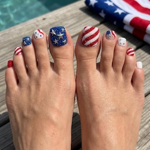 Uñas postizas 3D con textura de azúcar para el 4 de julio / Uñas de los pies con la bandera estadounidense patriótica / Pedicura con los colores rojo, blanco y azul de EE. UU.