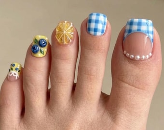 Uñas postizas 3D de limón y arándano para los dedos de los pies, con punta francesa y estampado de cuadros azules.