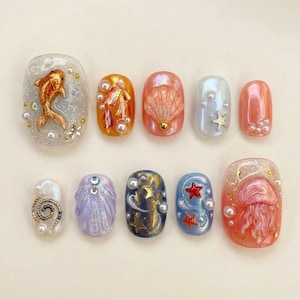 Puede incluir: Un juego de tres tazas de cerámica con un acabado mate moteado. Las tazas son en tonos crema, gris claro y gris oscuro. Cada taza tiene un diseño simple y minimalista, perfecto para café o té.