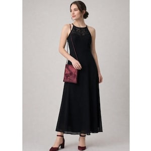 Könnte beinhalten: Ein schwarzes Neckholder-Kleid mit floraler Spitzenborte und fließendem Rock. Eine bordeauxfarbene Umhängetasche mit floralem Design und bordeauxfarbene Absätze ergänzen das Ensemble. Das Kleid ist für formelle Anlässe geeignet.