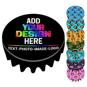 Puede incluir: Una chapa de botella negra con texto en degradado arcoíris que dice ADD YOUR DESIGN HERE y texto blanco que dice TEXT-PHOTO-IMAGE-LOGO. A la derecha, una pila vertical de seis chapas muestra varios diseños personalizados.
