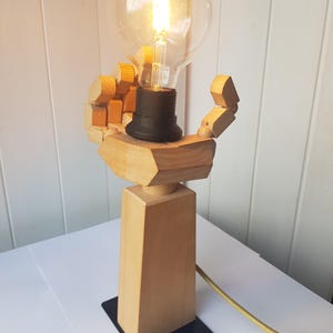Handgjord ledad handlampa i trä – Rörliga fingrar som kan röras – Skulptural glödlampa i trä – Varmt glödtrådsljus – Sladdströmbrytare