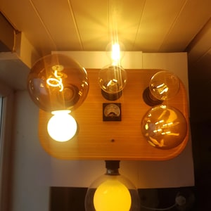Op de afbeelding: Een witte keramische mok met een zwart handvat en de tekst "But First, Coffee" in een zwarte, handgeschreven lettertype. De mok staat op een wit oppervlak.