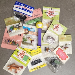 Vintage 1970-tals prydnadssaker Minis Dockhusminiatyrer Nya Gamla Lager NIP DITT VAL: Figurer, Möbler, Colaflaskor, Tårtdekorationer Display
