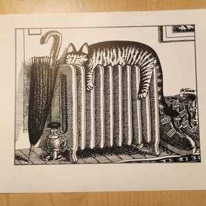 Könnte beinhalten: Eine Schwarzweißillustration einer Katze, die auf einem Heizkörper schläft. Die Katze ist zusammengerollt, mit dem Schwanz um den Körper gewickelt. Der Heizkörper hat eine Reihe vertikaler Rippen. Im Hintergrund befindet sich ein schwarz-weißes Regenschirm.