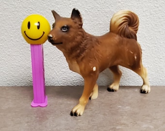 Figura vintage de perro de trineo de Alaska, Akita, husky, de 12,7 cm, de celuloide, de plástico duro, de mediados de siglo, fabricada en Hong Kong.