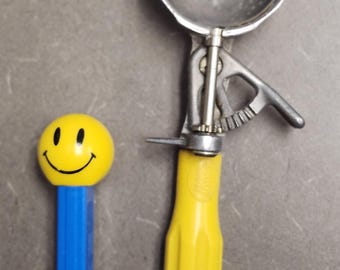 Vintage Scoop Master Ice Cream Scoop YELLOW Plastic Handle Works Great