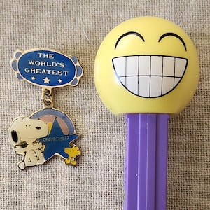 1980&#39;s Peanuts World&#39;s Greatest Pin ~ Grand Father ~ Snoopy and Woodstock Medal Lapel Pin Schultz