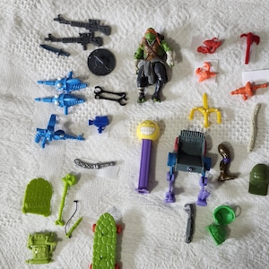 Lote vintage de las Tortugas Ninja (TMNT): Accesorios, armas, piezas, años 80-90 + figura Playmates de 2012