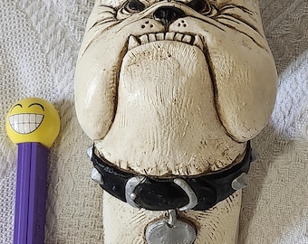 Porta-cortina de resina con forma de bulldog inglés, Telle M. Stein 2003, The Stone Bunny, Inc. Porta-bufandas con decoración ecléctica esculpida en 3D, ideal para amantes de los perros.