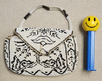Bolso de noche antiguo blanco con cuentas de semillas y estampado negro, forrado, con asa de cuentas. Vintage años 20-30.