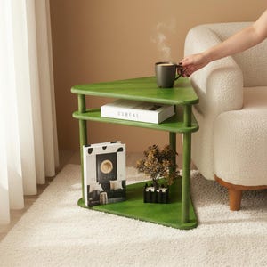 Puede incluir: Un juego de tres tazas de cerámica con un acabado moteado y mate. Cada taza presenta un color diferente: azul claro, crema y gris. Las tazas tienen un diseño simple y moderno y un asa cómoda.