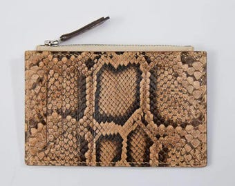 Tarjetero con cremallera de piel de pitón color caramelo, 13 × 8,2 cm, tipo acordeón.