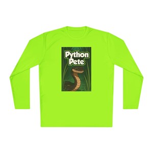 Peut inclure: Un t-shirt à manches longues vert fluo avec un motif de serpent de dessin animé et le texte "Python Pete". Le serpent est brun et beige, sur un fond vert.