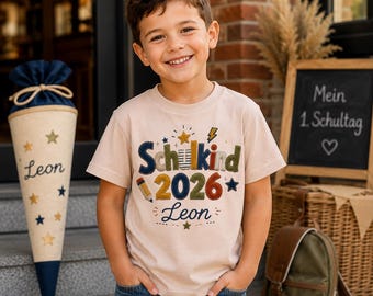 Camiseta para niños "Colegial 2026" | Camiseta para el primer día de clases con nombre | Estilo patchwork vintage | Regalo de regreso a clases