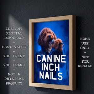 Puede incluir: Una impresión artística digital enmarcada que presenta la cabeza de un perro cantando en un micrófono, con el texto "CANINE INCH NAILS" en blanco. El fondo es azul con un efecto ahumado. El marco es de color marrón claro. El texto a la izquierda dice "DESCARGA DIGITAL INSTANTÁNEA".
