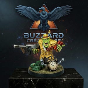 Peut inclure: Une figurine verte vêtue d'un costume à rayures jaunes, tenant un pistolet-mitrailleur et de la dynamite. Une pile d'argent et une horloge sont aux pieds de la figurine. Le texte "BUZZARD CRÉATIONS" et un logo d'oiseau sont présents.