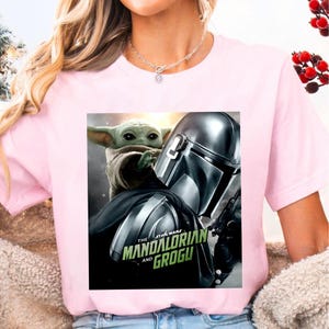 Camiseta de The Mandalorian y Grogu Baby Yoda, Camiseta con póster de Disneyland 2026, Camisetas familiares a juego, Día del Padre, Regalos para papá Camiseta vintage imagen 6