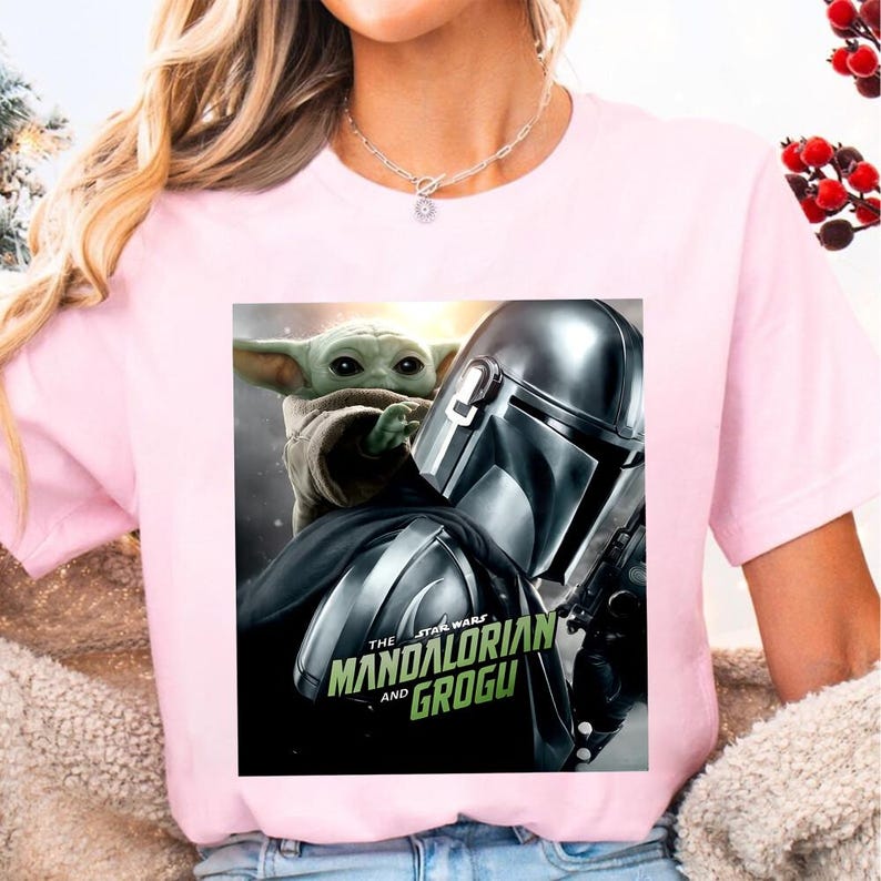 Camiseta de The Mandalorian y Grogu Baby Yoda, Camiseta con póster de Disneyland 2026, Camisetas familiares a juego, Día del Padre, Regalos para papá Camiseta vintage imagen 6