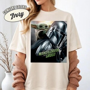 Camiseta de The Mandalorian y Grogu Baby Yoda, Camiseta con póster de Disneyland 2026, Camisetas familiares a juego, Día del Padre, Regalos para papá Camiseta vintage imagen 4