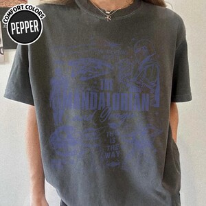 Camiseta de The Mandalorian y Grogu Baby Yoda, camiseta de la fiesta de Star Wars de Disneyland 2026, camiseta a juego para la familia, Día del Padre, regalos para papá, camiseta vintage imagen 3