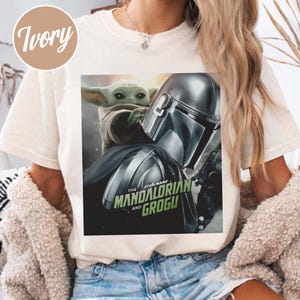 Camiseta de The Mandalorian y Grogu Baby Yoda, Camiseta con póster de Disneyland 2026, Camisetas familiares a juego, Día del Padre, Regalos para papá Camiseta vintage imagen 5