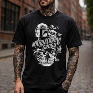 StarWars The Mandalorian Grogu T-Shirt, Retro StarWars Shirt, Disneyland Family Matching Shirt, Galaxy's Edge Trip, Father Days WDW Bild 1