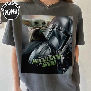 Camiseta de The Mandalorian y Grogu Baby Yoda, Camiseta con póster de Disneyland 2026, Camisetas familiares a juego, Día del Padre, Regalos para papá Camiseta vintage imagen 3