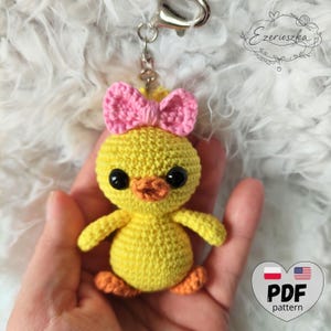 Schnelle und einfache Häkelanleitung für Mimi die Ente mit Schleife – DIY-Plüschtier oder Mini-Amigurumi, Osterdeko – Schlüsselanhänger-Häkelanleitung für Mimi die Ente