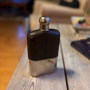 Vackert brukspatinerad Fickplunta from the tiden runt WWII - sannolikt tysk.