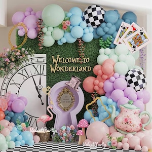 Può includere: Uno sfondo stravagante per una festa a tema Alice nel Paese delle Meraviglie. Presenta un grande orologio, una serratura, carte da gioco e palloncini dai colori pastello. Il testo "Welcome to Wonderland" è ben visibile, insieme a una teiera e un fenicottero.