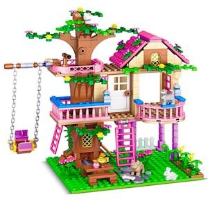 Könnte beinhalten: Ein mehrstöckiges Baumhaus-Bauset aus Kunststoff mit braunem Stamm, rosafarbenem Dach und grüner Grundplatte. Die Struktur umfasst eine hängende Schaukel, Leitern, Balkone und kleine Tierfiguren wie einen Hund, eine Katze und ein Kaninchen.