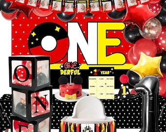 Decorazioni per il primo compleanno a tema topo per il bambino. Articoli per la festa a tema topo per il baby shower, includono cappellino di compleanno, topper per la torta e sfondo.