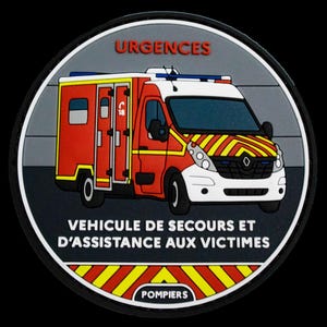 Può includere: Una toppa circolare con un veicolo di emergenza rosso e bianco. La toppa presenta la scritta "URGENCES" in alto, e "VEHICULE DE SECOURS ET D'ASSISTANCE AUX VICTIMES" e "POMPIERS" intorno al veicolo.