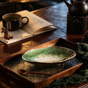 Keramisch bord Wabi Sabi groen blad | Dienblad van rustiek aardewerk, sieradenschaal