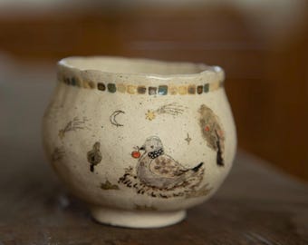 Xícara de chá artesanal de cerâmica mística com desenho de sol, lua e pomba, xícara Yunomi em mosaico, cerâmica celestial Wabi Sabi.