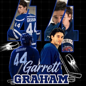 Può includere: Un design digitale a tema hockey con il nome "Garrett Graham" e il numero "44" in bianco e blu. Il design include immagini di un giocatore di hockey, una mazza e un disco su sfondo nero.