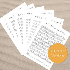 Op de afbeelding: Een stapel witte papieren vellen met verschillende illustraties met een reisthema, waaronder tenten, cruiseschepen, palmbomen en auto's. De vellen tonen de woorden "Avontuur", "Cruise", "Strand", "Weg" en "Vakantie Sparen". Een oranje cirkel zegt "6 verschillende versies".